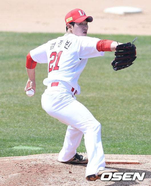 1회초 SSG 선발 김정빈이 마운드에 올라 힘차게 공을 뿌리고 있다./ksl0919@osen.co.kr