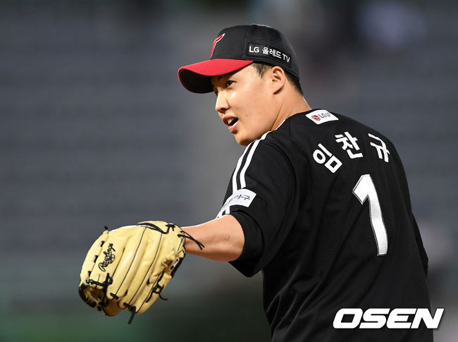 5회말 2사에서 SSG 박성한을 땅볼로 처리한 LG 임찬규가 호수비를 펼친 김용의에게 고마움을 표하고 있다. 2021.06.22 /sunday@osen.co.kr