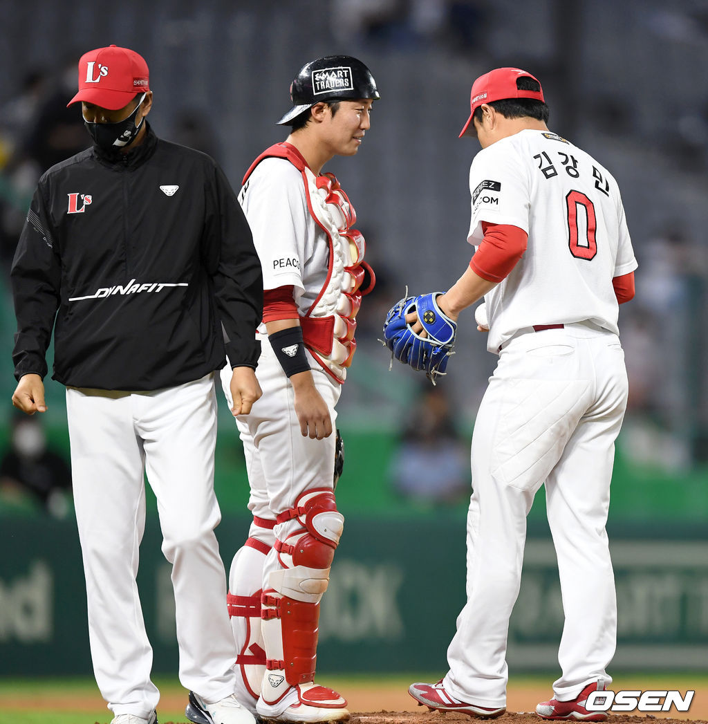 22일 인천 SSG 랜더스필드에서 열린 ’2021 신한은행 SOL KBO 리그' SSG 랜더스와 LG 트윈스의 경기, 9회초 1사에서 SSG 김강민이 마운드에 오르고 있다. 2021.06.22 /sunday@osen.co.kr