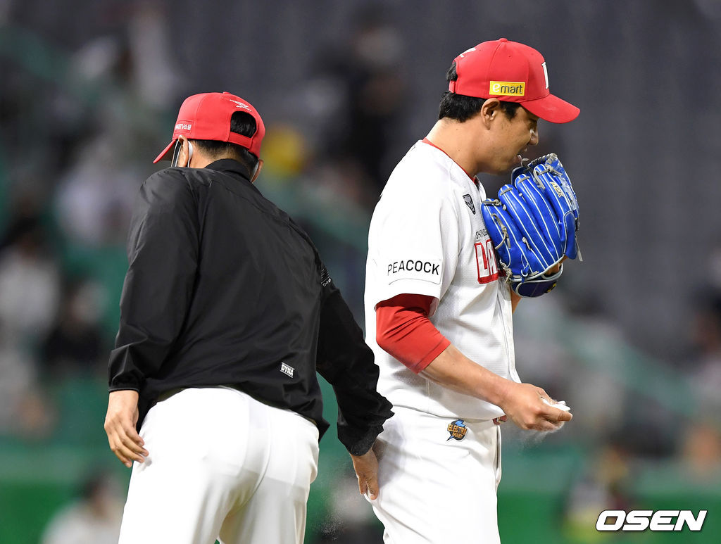 22일 인천 SSG 랜더스필드에서 열린 ’2021 신한은행 SOL KBO 리그' SSG 랜더스와 LG 트윈스의 경기, 9회초 1사에서 SSG 김강민이 조웅천 코치에게 격려를 받으며 마운드에 오르고 있다. 2021.06.22 /sunday@osen.co.kr