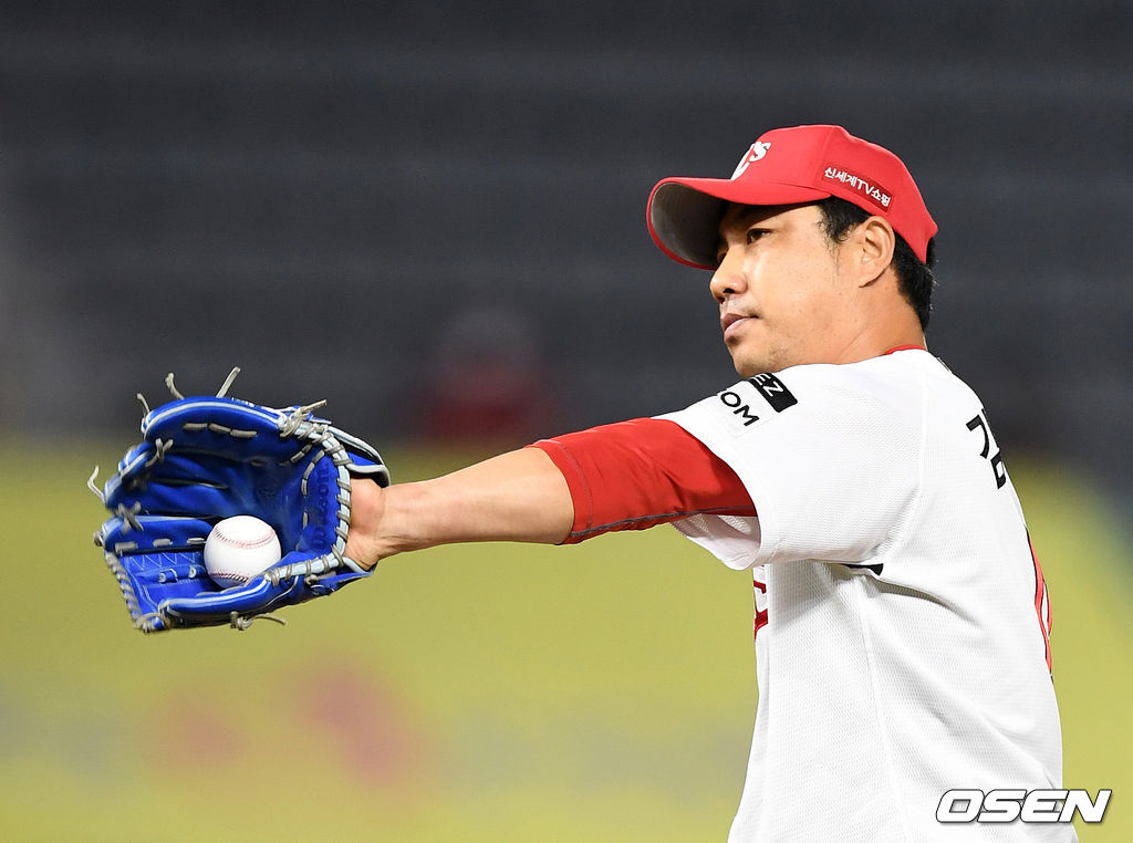 22일 인천 SSG 랜더스필드에서 열린 ’2021 신한은행 SOL KBO 리그' SSG 랜더스와 LG 트윈스의 경기, 9회초 1사에서 SSG 김강민이 투구를 준비하고 있다. 2021.06.22 /sunday@osen.co.kr