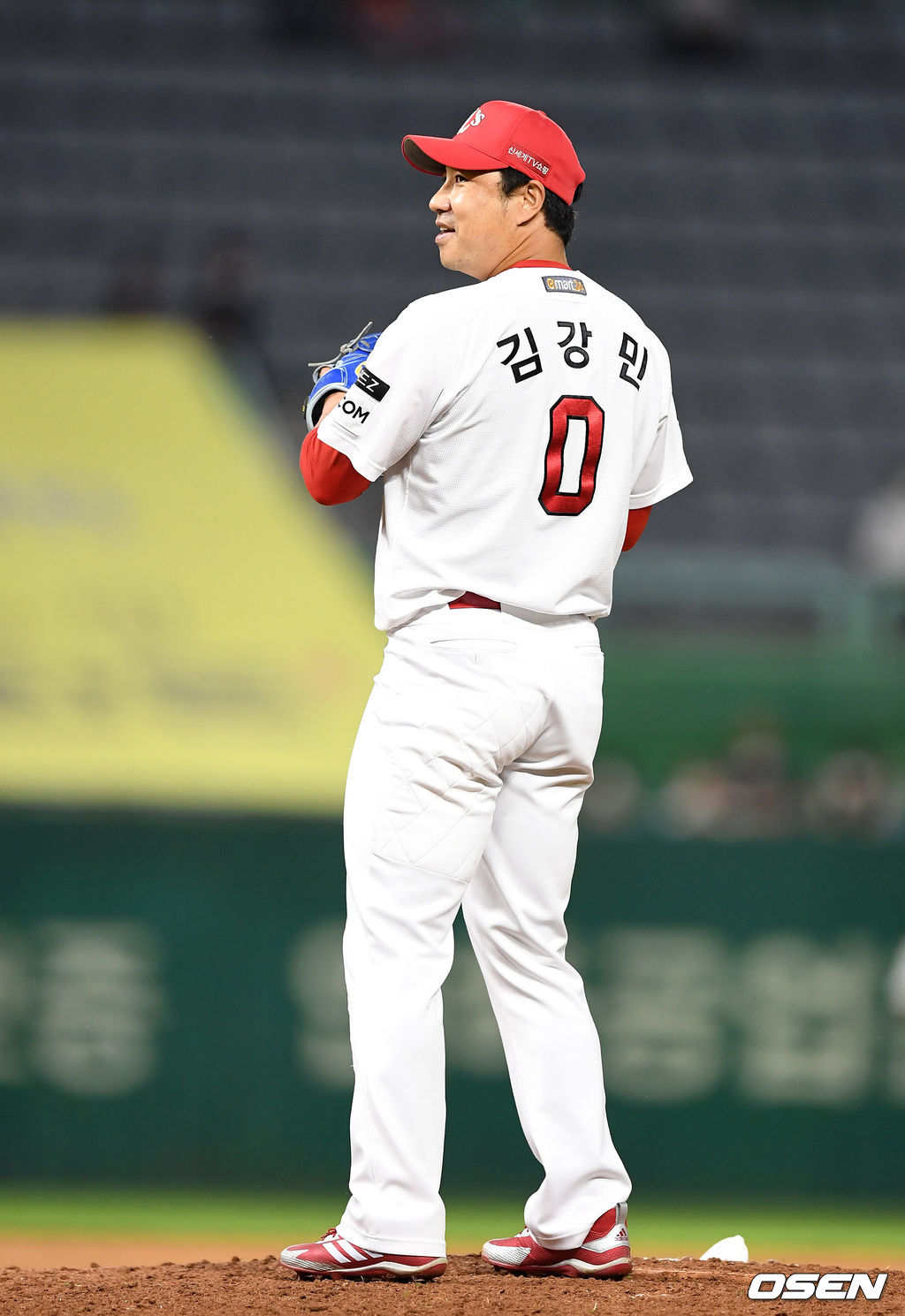 22일 인천 SSG 랜더스필드에서 열린 ’2021 신한은행 SOL KBO 리그' SSG 랜더스와 LG 트윈스의 경기, 9회초 1사에서 SSG 김강민이 투구를 준비하고 있다. 2021.06.22 /sunday@osen.co.kr