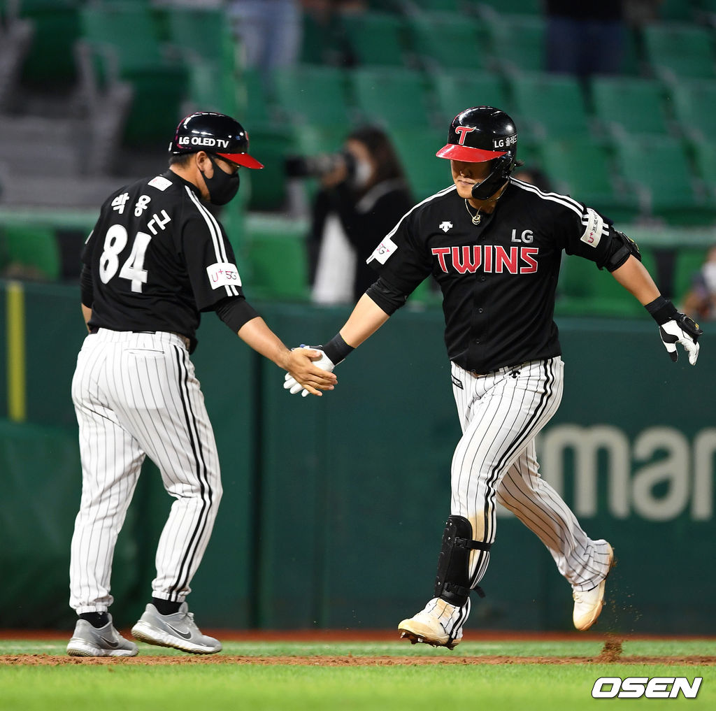22일 인천 SSG 랜더스필드에서 열린 ’2021 신한은행 SOL KBO 리그' SSG 랜더스와 LG 트윈스의 경기, 9회초 1사에서 LG 정주현이 솔로 홈런을 치고 박용근 코치와 환호하고 있다. 2021.06.22 /sunday@osen.co.kr