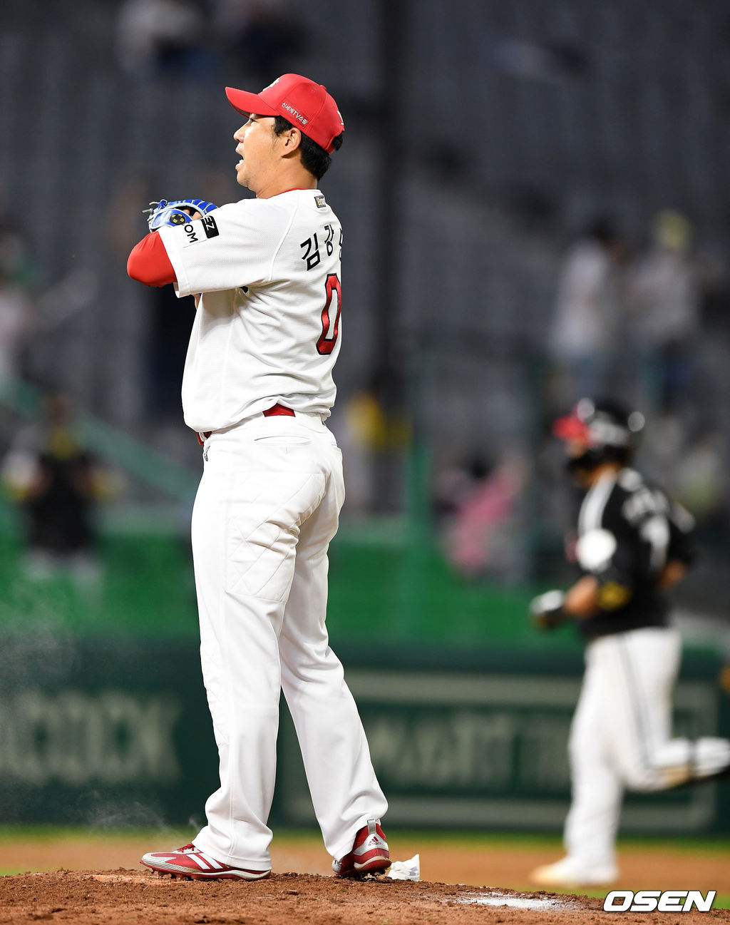 22일 인천 SSG 랜더스필드에서 열린 ’2021 신한은행 SOL KBO 리그' SSG 랜더스와 LG 트윈스의 경기, 9회초 1사에서 SSG 김강민이 LG 정주현에게 솔로 홈런을 허용하고 아쉬워하고 있다. 2021.06.22 /sunday@osen.co.kr