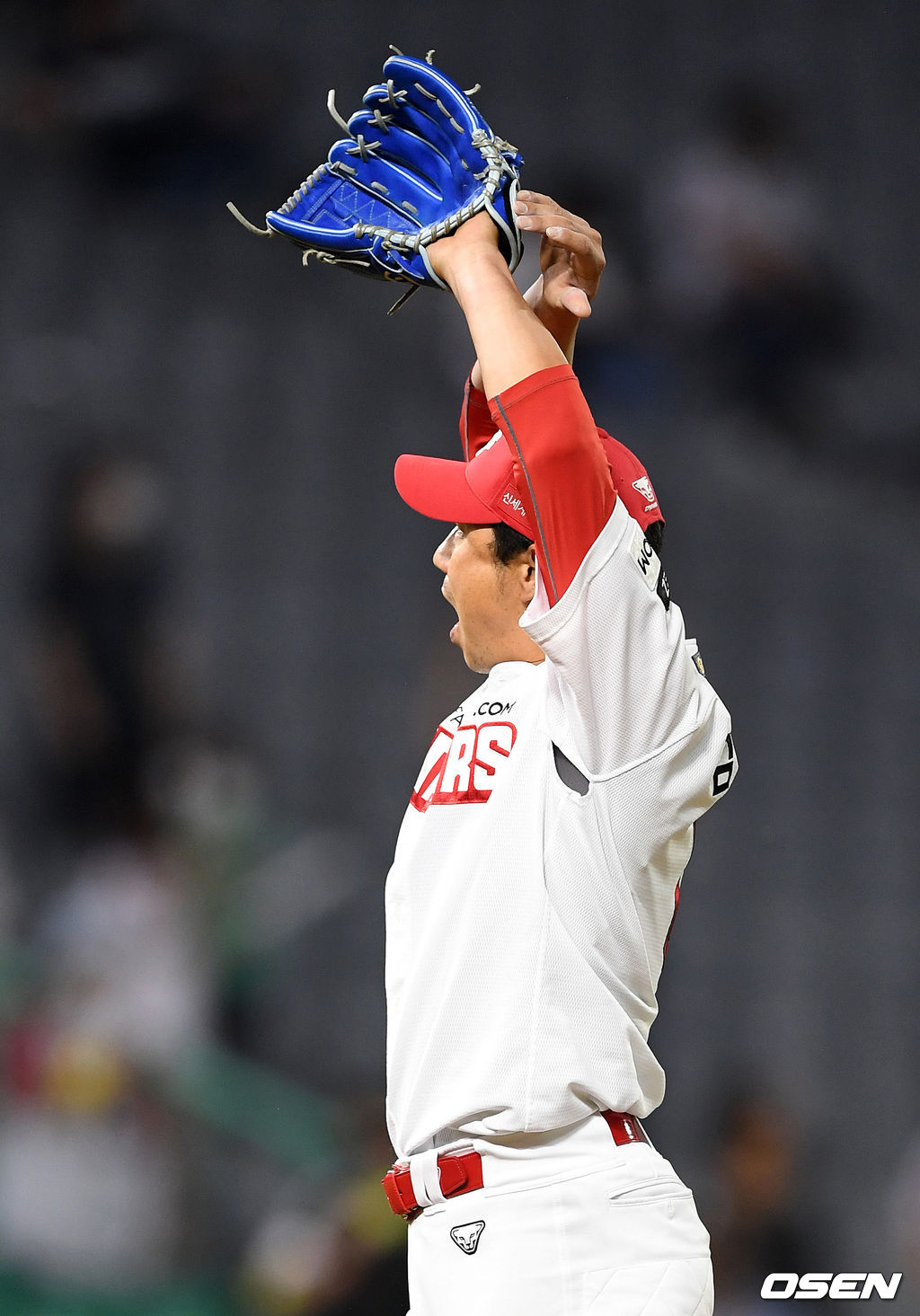 22일 인천 SSG 랜더스필드에서 열린 ’2021 신한은행 SOL KBO 리그' SSG 랜더스와 LG 트윈스의 경기, 9회초 1사에서 SSG 김강민이 LG 정주현에게 솔로 홈런을 허용하고 아쉬워하고 있다. 2021.06.22 /sunday@osen.co.kr