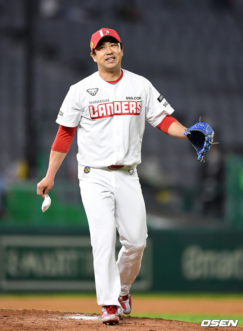 22일 인천 SSG 랜더스필드에서 열린 ’2021 신한은행 SOL KBO 리그' SSG 랜더스와 LG 트윈스의 경기, 9회초 2사 1루에서 LG 이영빈을 파울플라이로 처리한 SSG 김강민이 더그아웃으로 가고 있다. 2021.06.22 /sunday@osen.co.kr