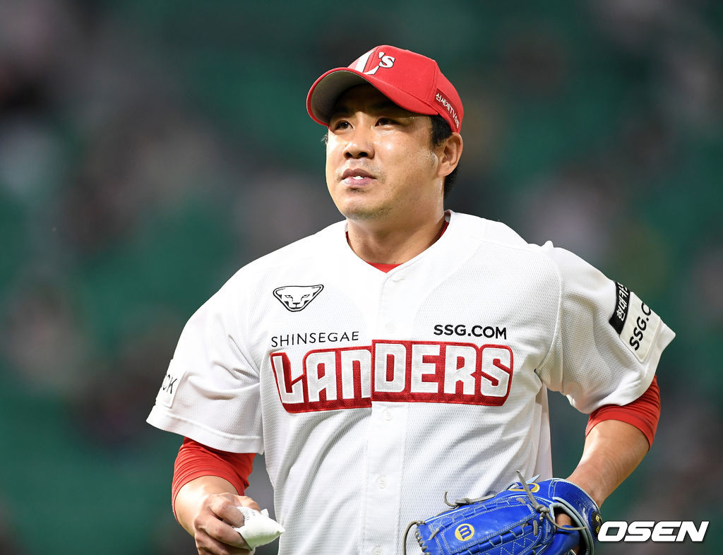 22일 인천 SSG 랜더스필드에서 열린 ’2021 신한은행 SOL KBO 리그' SSG 랜더스와 LG 트윈스의 경기, 9회초 2사 1루에서 LG 이영빈을 파울플라이로 처리한 SSG 김강민이 더그아웃으로 가고 있다. 2021.06.22 /sunday@osen.co.kr