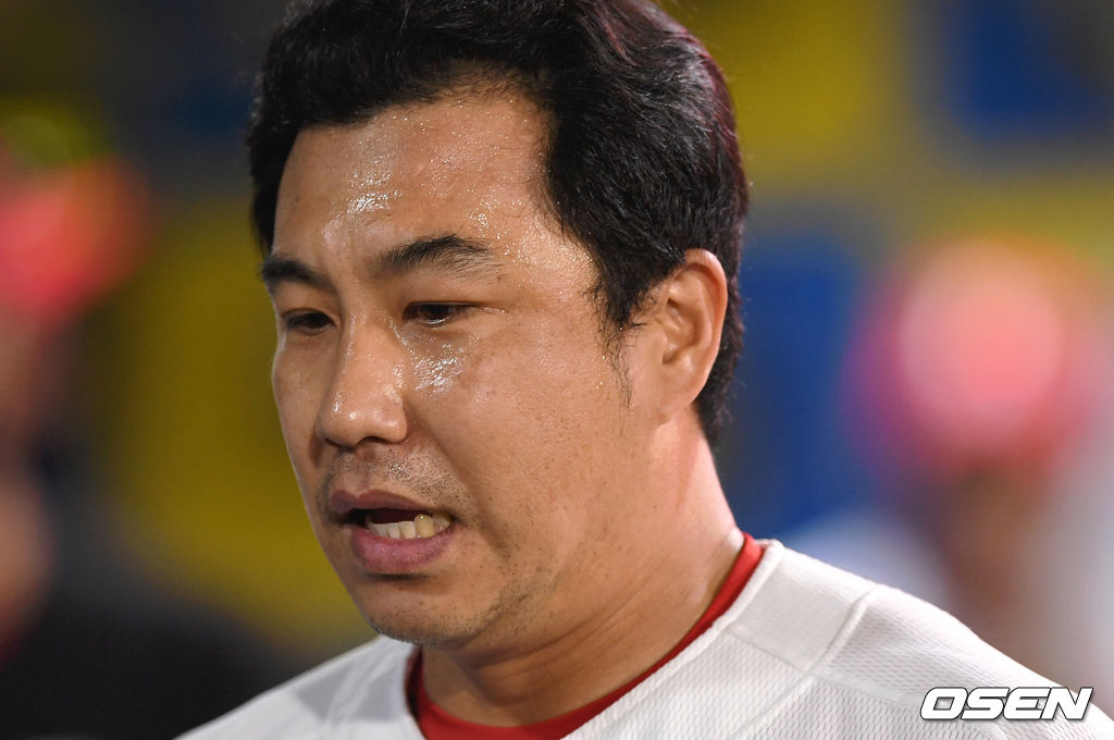 22일 인천 SSG 랜더스필드에서 열린 ’2021 신한은행 SOL KBO 리그' SSG 랜더스와 LG 트윈스의 경기, 9회초 2사 1루에서 LG 이영빈을 파울플라이로 처리한 SSG 김강민이 더그아웃에서 땀을 흘리고 있다. 2021.06.22 /sunday@osen.co.kr