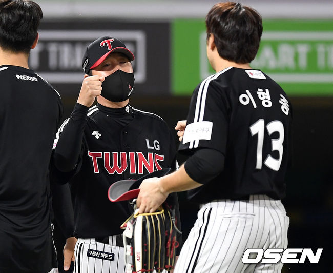 경기 종료 후 LG 류지현 감독이 이형종과 승리의 기쁨을 나누고 있다. 2021.06.22 /sunday@osen.co.kr