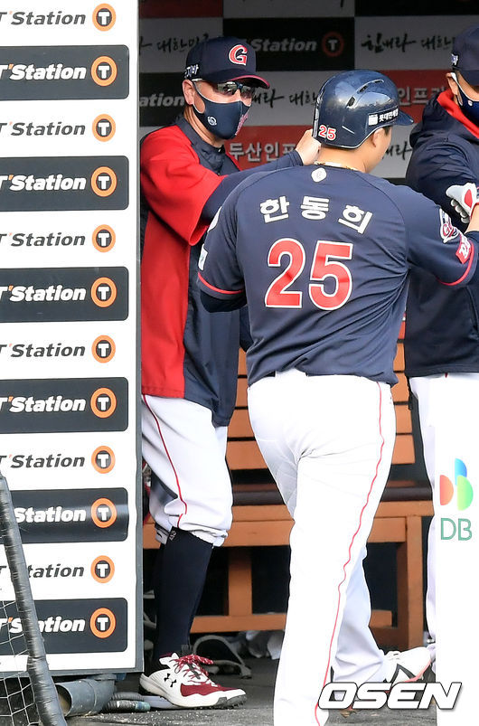 22일 오후 서울 잠실구장에서 2021 신한은행 SOL KBO리그 두산 베어스와 롯데 자이언츠의 경기가 열렸다.6회초 1사 1,3루 롯데 서튼 감독의 롯데 김준태의 달아나는 1타점 희생플라이에 득점을 올린 3루주자 한동희를 반기고 있다. /cej@osen.co.kr