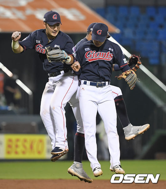 경기종료 후 롯데 김민수와 배성근, 마차도가 승리의 세리머니를 하고 있다.  21.06.17  / soul1014@osen.co.kr