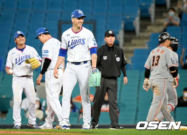 22일 오후 대구 삼성라이온즈파크에서 ‘2021 신한은행 SOL KBO리그’ 삼성 라이온즈와 한화 이글스의 경기가 열렸다.7회초 무사 1루 한화 하주석의 땅볼 때 삼성 1루수 오재일이 1루 주자 최재훈을 태그아웃 시킨 뒤 하주석을 1루 터치아웃 시켰다. 삼성 선발 뷰캐넌이 미소짓고 있다. 2021.06.22 /ksl0919@osen.co.kr