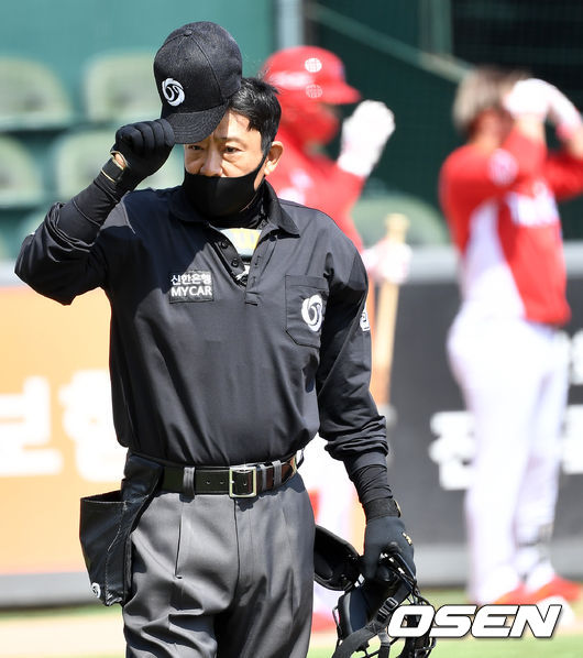 23일 오후 대전 한화생명이글스파크에서 한화 이글스와 KIA 타이거즈의 연습경기가 열렸다.마스크와 장갑을 착용한 이민호 주심이 경기 시작에 앞서 한화 더그아웃을 향해 인사하고 있다. / dreamer@osen.co.kr