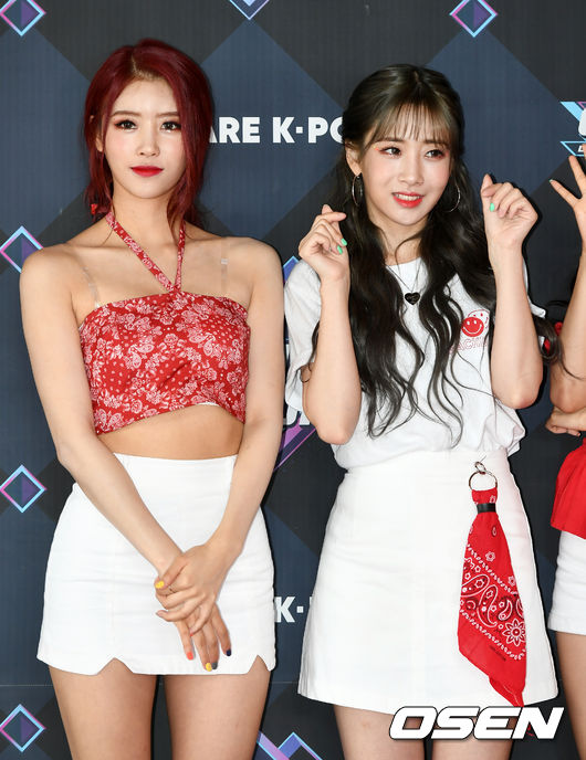 27일 오후 서울 마포구 상암동 CJ ENM센터에서 '엠카운트다운' 생방송 전 포토월이 진행됐다.그룹 러블리즈 이미주, 유지애가 포토타임을 갖고 있다. /pjmpp@osen.co.kr