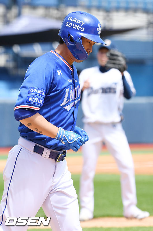 3회초 2사 주자 2루 삼성 이학주 타석에서 NC 선발 이재학으로 부터 볼넷을 얻어낸 후 출루하고 있다./ rumi@osen.co.kr