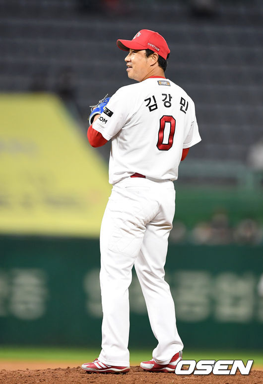 임찬규는 오랜만에 1군 마운드에 올라 7이닝 동안 2피안타(1피홈런) 4탈삼진 4볼넷 1실점 호투를 펼치면서 팀의 5연승 행진을 이끌며 시즌 첫 승리를 신고했다. 타선은 홈런 6방 포함 장단 14안타를 몰아치면서 선두를 이어 갔다.9회초 무사에서 SSG 김강민이 마운드에 올라 미소를 짓고 있다. 2021.06.22 /sunday@osen.co.kr