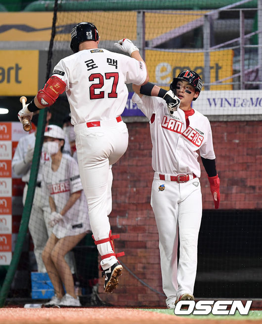 5회말 1사 2루에서 SSG 로맥이 좌월 투런 홈런을 치고 홈에서 최지훈과 환호하고 있다. 2021.06.23 /sunday@osen.co.kr