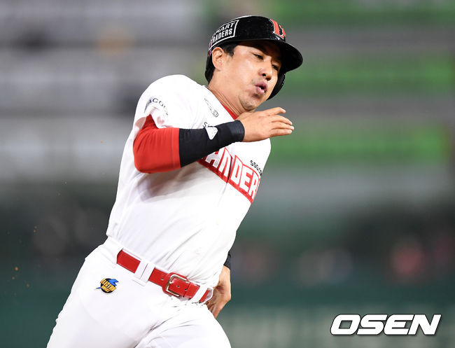 5회말 2사 1루에서 SSG 1루주자 김강민이 고종욱의 적시타 때 그라운드를 질주해 홈으로 쇄도하고 있다. 2021.06.23 /sunday@osen.co.kr