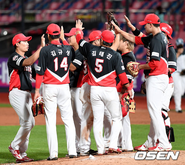 KIA가 마침내 5연패를 끊고 최하위에서도 탈출했다.KIA 타이거즈는 23일 수원 KT위즈파크에서 열린 KT 위즈와의 ‘2021 신한은행 SOL KBO리그’ 경기에서 2-1로 승리를 거뒀다.승리를 거둔 KIA 선수단이 기뻐하고 있다. 2021.06.23 /youngrae@osen.co.kr