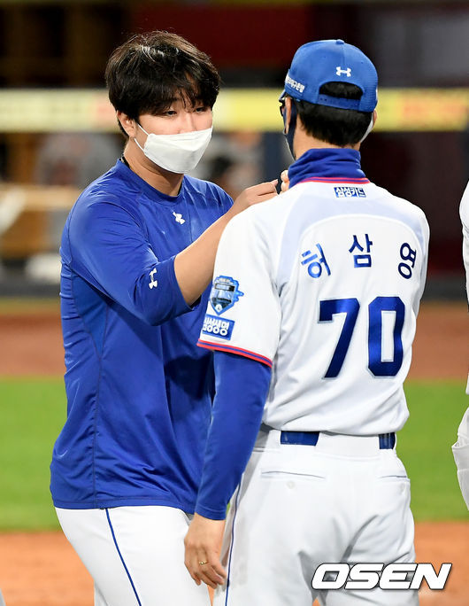 삼성이 연이틀 한화를 잡고 위닝시리즈를 확보했다. 삼성은 23일 대구삼성라이온즈파크에서 열린 2021 신한은행 SOL KBO리그 한화와의 홈경기를 3-0 승리로 장식했다.경기 종료 후 삼성 최채흥이 허삼영 감독과 하이파이브를 하고 있다. 2021.06.23 /ksl0919@osen.co.kr