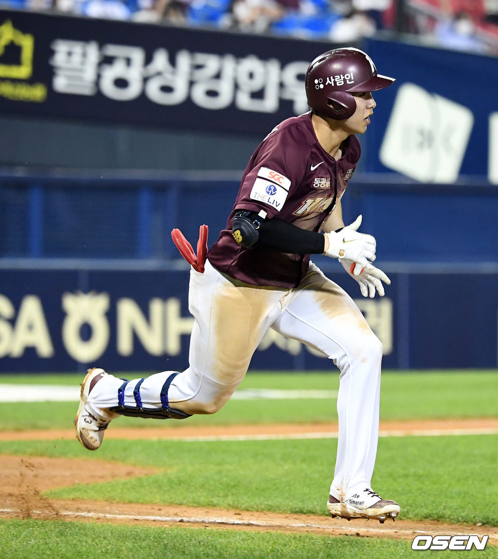 9회초 2사 3루에서 키움 김혜성이 1타점 우전 적시타를 날리고 1루로 향하고 있다. 2021.06.23 /jpnews@osen.co.kr