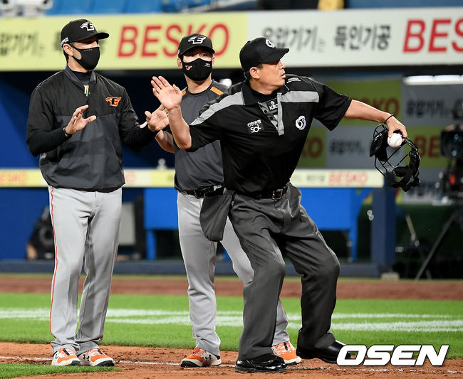 23일 오후 대구 삼성라이온즈파크에서 ‘2021 신한은행 SOL KBO리그’ 삼성 라이온즈와 한화 이글스의 경기가 열렸다.4회말 2사 만루 삼성 박해민의 밀어내기 볼넷 때 한화 로사도 투수코치가 볼판정에 대해 항의하는 과정에서 비신사적 발언으로 퇴장 당하고 있다. 2021.06.23 /ksl0919@osen.co.kr