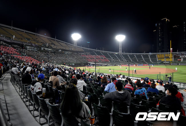 13일 오후 부산 사직야구장에서 ‘2020 신한은행 SOL KBO리그’ 롯데 자이언츠와 LG 트윈스의 경기가 열렸다.야구팬들이 관중석에서 열띤 응원을 펼치고 있다./ksl0919@osen.co.kr