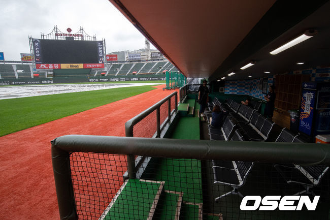 사직구장에서 열릴 예정이던 더블헤더 2차전도 우천 취소가 됐다. 13일 더블헤더는 확정됐다.KBO는 12일 부산 사직구장에서 열릴 예정이던 KIA와 롯데의 더블헤더 2차전이 우천 취소됐다고 발표했다. 앞서 오후 2시에 열릴 예정이던 더블헤더 1차전에 이은 연속 취소다.전날(11일) 경기가 우천 취소가 되면서 이날 더블헤더가 열릴 예정이었다. 그러나 전날부터 비가 끊이지 않고 내렸다. 하늘에 구멍이 뚫린 듯 종일 빗줄기가 쏟아졌다. 폭우는 아니었지만 꾸준히 비가 내리면서 경기를 할 수 없는 상태가 됐다. 우천 예보도 계속되어 있다.결국 양 팀의 주말 3연전은 13일 더블헤더로 일단 2경기만 열리게 된다. 1경기는 추후 편성. 월요일 경기 편성은 미지수다. 만약 13일에 2경기가 모두 취소될 경우 14일 월요일에 경기가 열린다.그러나 1경기라도 정상 개최되면 월요일 경기는 편성되지 않고 추후 편성될 예정이다. 이유는 롯데와 KIA는 다음주 16일 모두 더블헤더가 편성되어 있기 때문. 롯데는 대전에서 한화와, KIA는 광주에서 SSG와 더블헤더를 치른다. 8경기를 연속으로 치를 수 없다는 규정에 의거해 월요일 경기는 열리지 않을 전망이다.우천으로 경기가 취소된 사직구장 더그아웃이 휑하다. 2021.06.12 /cej@osen.co.kr