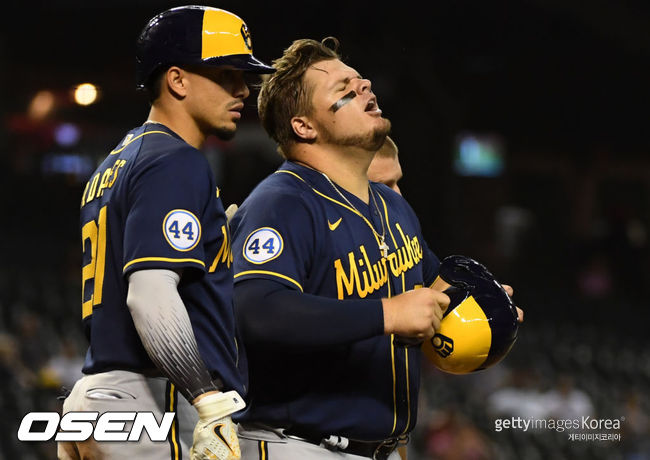 [사진] 23일(한국시간) 애리조나와의 경기에서 발을 다쳐 부축을 받으며 나가고 있는 밀워키의 다니엘 보겔백(가운데).ⓒGettyimages(무단전재 및 재배포 금지)
