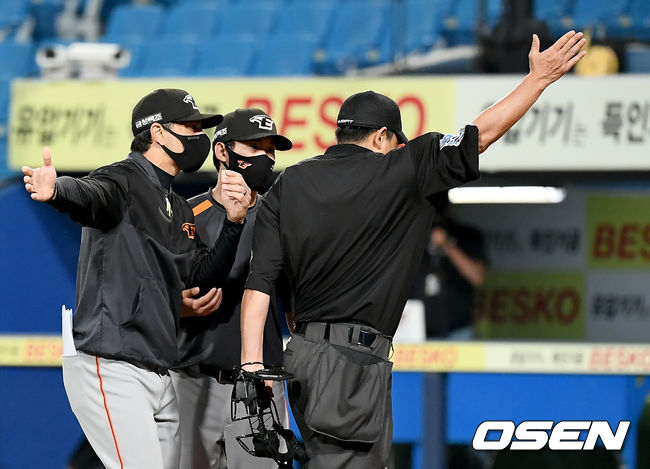 23일 오후 대구 삼성라이온즈파크에서 ‘2021 신한은행 SOL KBO리그’ 삼성 라이온즈와 한화 이글스의 경기가 열렸다.4회말 2사 만루 삼성 박해민의 밀어내기 볼넷 때 한화 로사도 투수코치가 볼판정에 대해 항의하는 과정에서 비신사적 발언으로 퇴장 당하고 있다. 2021.06.23 /ksl0919@osen.co.kr