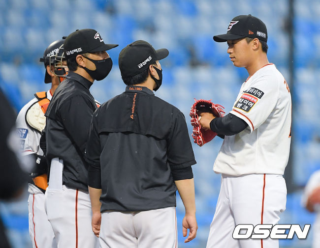 2회초 선취점 허용한 한화 선발투수 김기중이 로사도 투수 코치와 마운드서 이야기를 나누고 있다. 21.06.17  / soul1014@osen.co.kr