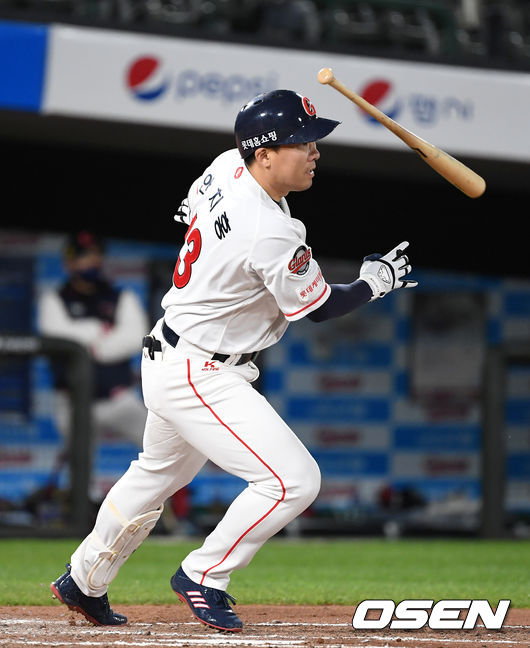 7회말 무사 1루에서 롯데 안치홍이 우전 안타를 치고 있다. /sunday@osen.co.kr
