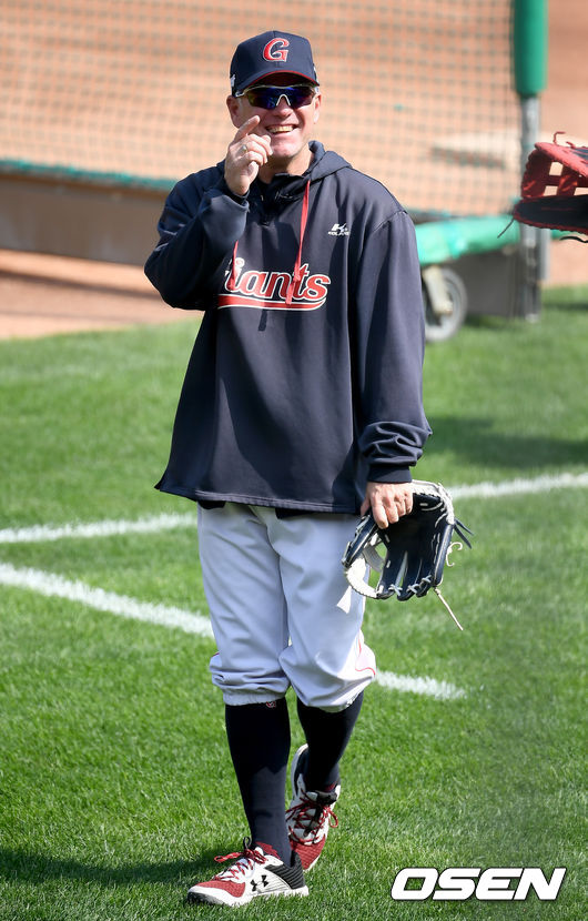 27일 오후 부산 사직야구장에서 '2021 신한은행 SOL KBO리그' 롯데 자이언츠와 LG 트윈스의 경기가 열린다.경기에 앞서 롯데 래리 서튼 감독이 미소짓고 있다. 2021.05.27 /ksl0919@osen.co.kr
