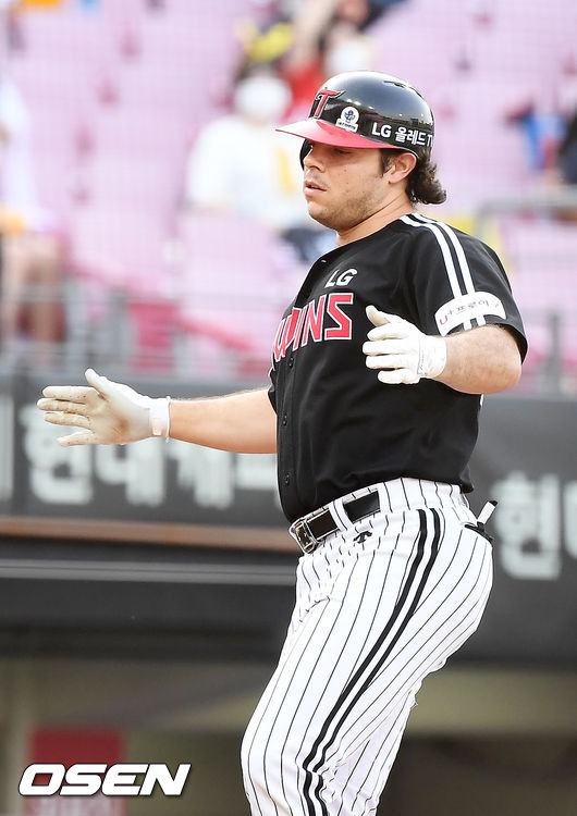 4회초 무사 주자 1,2루 LG 라모스가 우중월 선취 스리런 홈런을 날린 후 홈을 밟으며 박수를 치고 있다. 2021.06.06 / rumi@osen.co.kr
