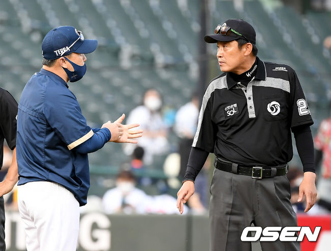 24일 오후 부산 사직야구장에서 ‘2021 신한은행 SOL KBO리그’ 롯데 자이언츠와 NC 다이노스의 경기가 열렸다.2회초 NC 이동욱 감독이 박기택 주심에게 롯데 선발 프랑코의 글러브 확인을 요청하고 있다. 2021.06.24 /ksl0919@osen.co.kr