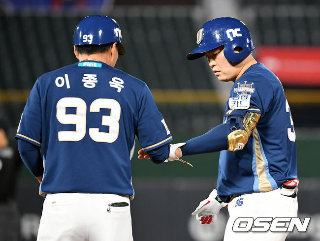 24일 오후 부산 사직야구장에서 ‘2021 신한은행 SOL KBO리그’ 롯데 자이언츠와 NC 다이노스의 경기가 열렸다.7회초 1사 1, 2루 NC 대타 권희동이 1타점 적시타를 날린 뒤 이종욱 코치와 하이파이브를 하고 있다. 2021.06.24 /ksl0919@osen.co.kr