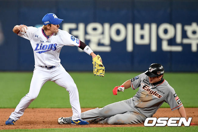 23일 오후 대구 삼성라이온즈파크에서 ‘2021 신한은행 SOL KBO리그’ 삼성 라이온즈와 한화 이글스의 경기가 열렸다.5회초 1사 1루 한화 최재훈의 병살타 때 삼성 2루수 김상수가 1루 주자 정은원을 포스아웃 시킨 뒤 1루로 송구하고 있다. 2021.06.23 /ksl0919@osen.co.kr