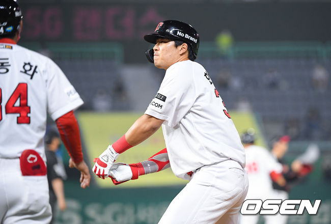 24일 오후 인천 SSG랜더스필드에서 2021 신한은행 SOL KBO리그 SSG 랜더스와 LG 트윈스의 경기가 진행됐다.7회말 무사 1,3루 SSG 대타 한유섬이 1타점 적시타를 날리고 환호하고 있다.  21.06.24 / soul1014@osen.co.kr