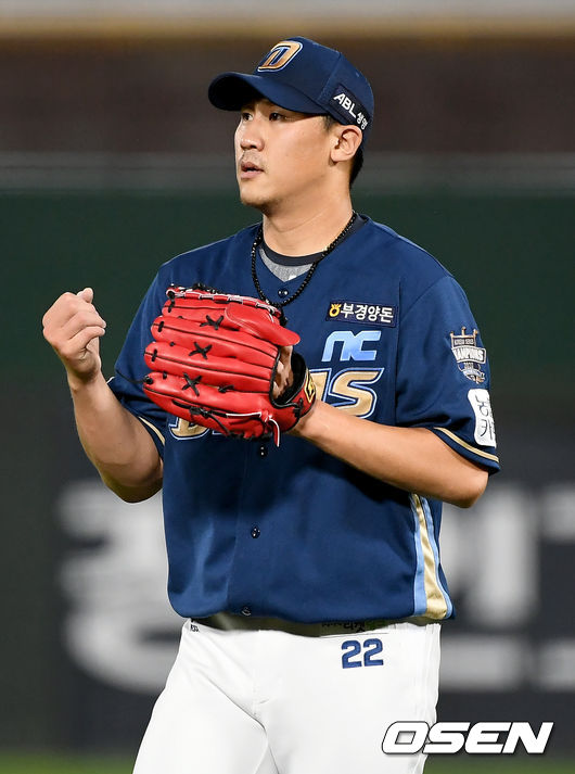 24일 오후 부산 사직야구장에서 ‘2021 신한은행 SOL KBO리그’ 롯데 자이언츠와 NC 다이노스의 경기가 열렸다.8회말 NC 이용찬이 롯데의 공격을 무실점으로 막아낸 뒤 기뻐하고 있다. 2021.06.24 /ksl0919@osen.co.kr