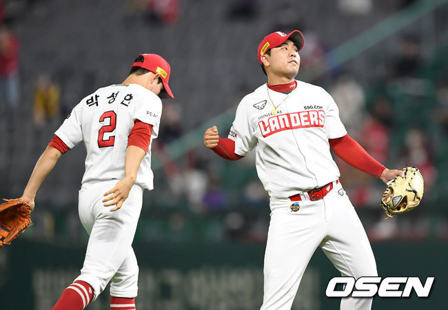 7회초 1사 1루에서 SSG 김택형이 LG 김민성을 병살타로 처리하고 호수비를 펼친 박성한과 환호하고 있다. 2021.06.23 /sunday@osen.co.kr
