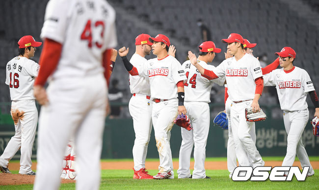 경기종료 후 SSG 선수들이 승리의 기쁨을 나누고 있다. 21.06.24 / soul1014@osen.co.kr