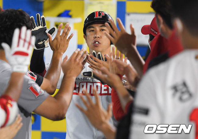 24일 오후 인천 SSG랜더스필드에서 2021 신한은행 SOL KBO리그 SSG 랜더스와 LG 트윈스의 경기가 진행됐다.8회말 1사 만루 SSG 김성현의 역전 밀어내기 볼넷때 홈을 밟은 3루 주자 김강민이 동료들의 축하를 받고 있다.  21.06.24 / soul1014@osen.co.kr