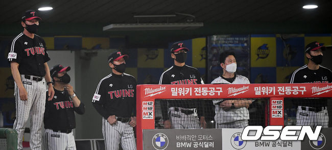 24일 SSG와 경기에서 8회말 동점에 이어 역전을 허용한 뒤 어두운 분위기의 LG 더그아웃. 21.06.24 / soul1014@osen.co.kr