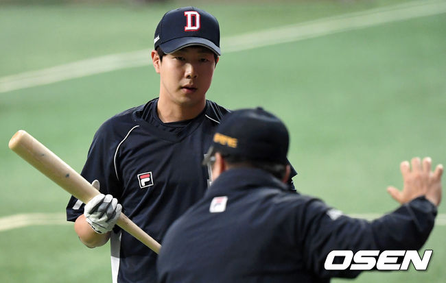 경기에 앞서 두산 박건우가 김태형 감독의 지도를 받고 있다./sunday@osen.co.kr