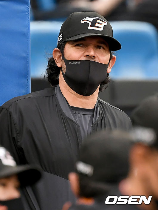 한화 수베로 감독이 생각에 잠겨 있다. 2021.06.23 /ksl0919@osen.co.kr