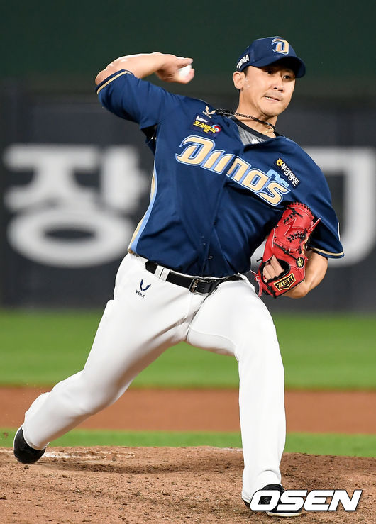 24일 오후 부산 사직야구장에서 ‘2021 신한은행 SOL KBO리그’ 롯데 자이언츠와 NC 다이노스의 경기가 열렸다.8회말 NC 이용찬이 마운드에 올라 힘차게 공을 뿌리고 있다. 2021.06.24 /ksl0919@osen.co.kr