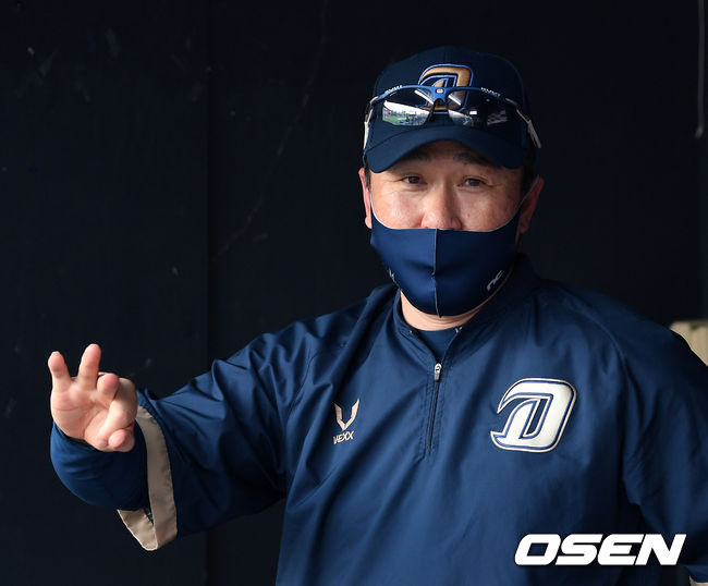 경기에 앞서 NC 이동욱 감독이 코치진과 이야기를 나누고 있다. /sunday@osen.co.kr