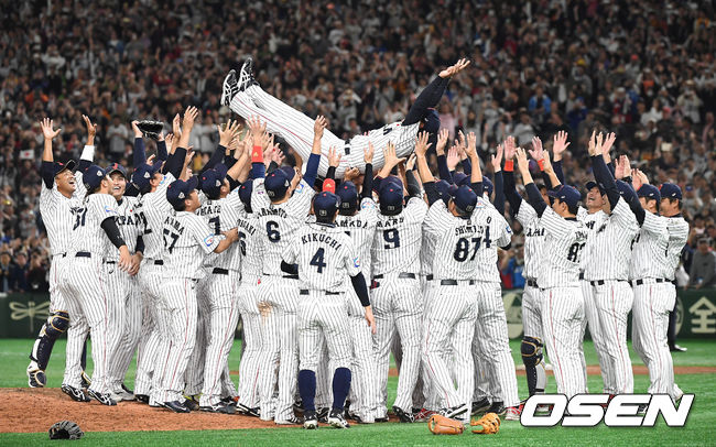 일본 도쿄돔에서 열린 ‘2019 WBSC 프리미어 12’ 결승전에서 한국을 꺾고 우승한 일본선수들이 이나바 감독을 헹가래를 하고 있다. 20191117./youngrae@osen.co.kr