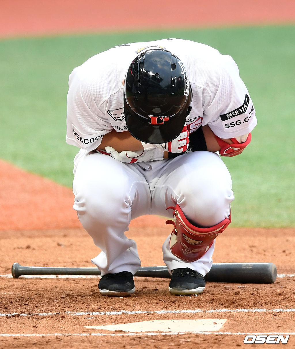 1회말 2사 1루에서 SSG 최정이 LG 이민호의 투구에 맞고 고통스러워하고 있다. 2021.06.23 