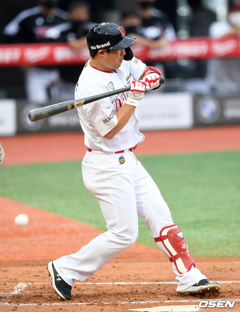 1회말 2사 1루에서 SSG 최정이 LG 이민호의 투구에 맞고 있다. 2021.06.23 /sunday@osen.co.kr